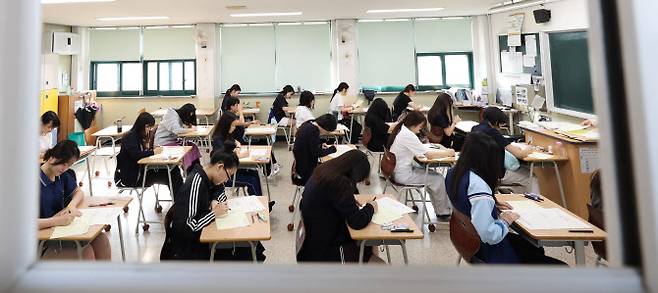 2025학년도 대학수학능력시험 9월 모의 평가가 실시된 지난해 9월 4일 인천 남동구 신명여자고등학교에서 수험생들이 시험시작을 기다리고 있다.(사진=뉴시스)