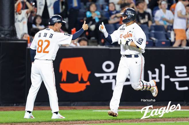 한화이글스 채은성이 쐐기 스리런 홈런을 터뜨린 뒤 김재걸 3루코치와 함께 엄지척 세리머니를 하고 있다. 사진=한화이글스