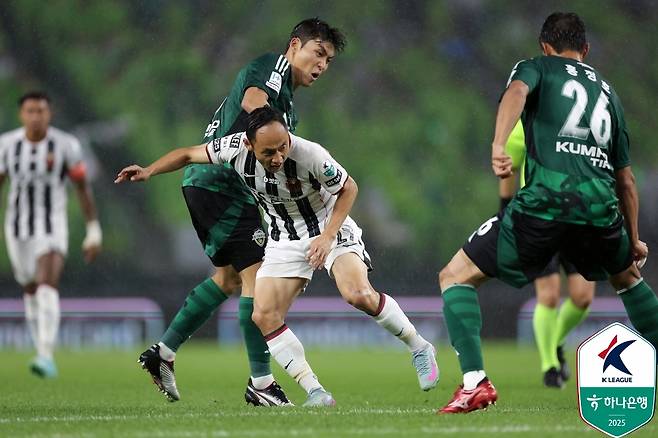 현재 리그에서 가장 많은 조명을 받고 있는 FC서울과 전북현대가 코리아컵 8강에서 만난다. (한국프로축구연맹 제공)