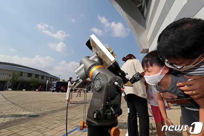 광주 북구 국립광주과학관에서 아이들이 망원경을 이용해 부분일식을 관찰하고 있다. ⓒ News1