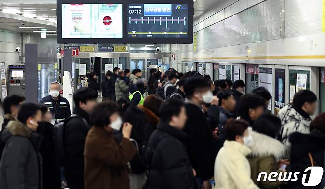 28일 오전 경기 김포시 김포골드라인 구래역에서 출근길에 오른 시민들이 열차를 기다리고 있다. 2023.12.28/뉴스1 ⓒ News1 구윤성 기자