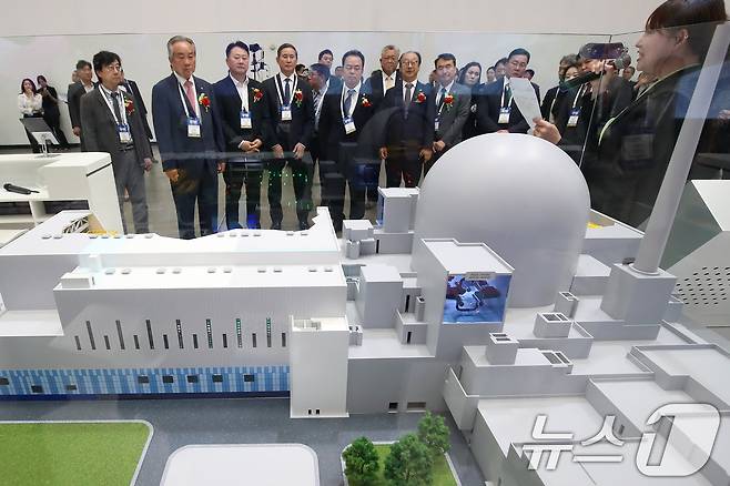 11일 대구 북구 엑스코(EXCO)에서 개막한 '2025 대한민국 전기산업 엑스포'를 찾은 내빈들이 한국수력원자력 부스에 전시된 1000㎿(메가와트)급 한국형 원전 APR1000 발전소의 핵심 구조를 표현한 모형을 살펴보며 관계자 설명을 듣고 있다.. 2025.6.11/뉴스1 ⓒ News1 공정식 기자