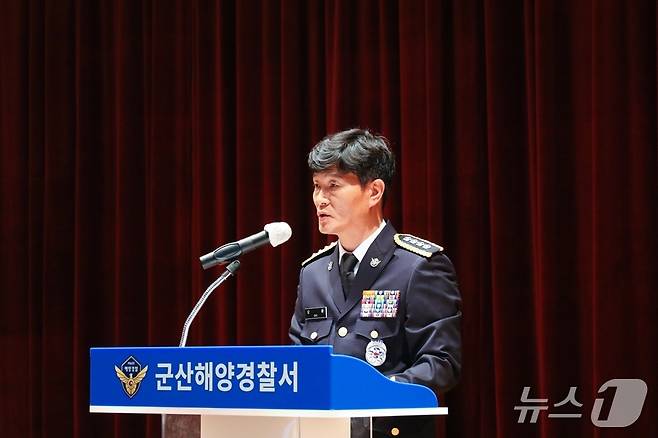 오훈 군산해양경찰서장이 1일 직원들에게 취임 인사를 하고 있다.(군산해경 제공. 재판매 및 DB금지)