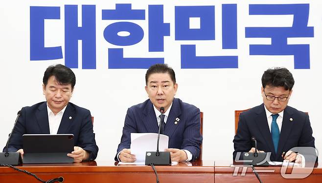 김병기 더불어민주당 대표 직무대행 겸 원내대표가 1일 오전 서울 여의도 국회에서 열린 원내대책회의에서 모두 발언을 하고 있다. 오른쪽부터 진성준 정책위의장, 김 원내대표, 문진석 원내수석부대표. 2025.7.1/뉴스1 ⓒ News1 김민지 기자