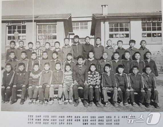 이재명 대통령의 초등학교 졸업사진. 맨 뒷줄 왼쪽 다섯번째가 이 대통령이다. (박병기 제공. 재판매 및 DB 금지)2025.7.1/뉴스1