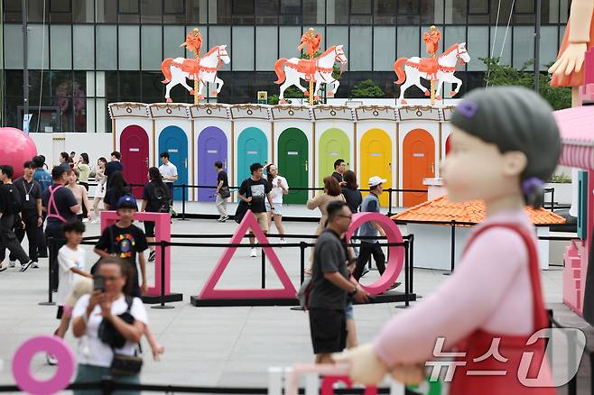 1일 오후 서울 종로구 광화문광장에 마련된 넷플릭스 시리즈 오징어게임 시즌3 팝업을 찾은 시민들이 드라마 조형물을 관람하고 있다. 2025.7.1/뉴스1 ⓒ News1 장수영 기자