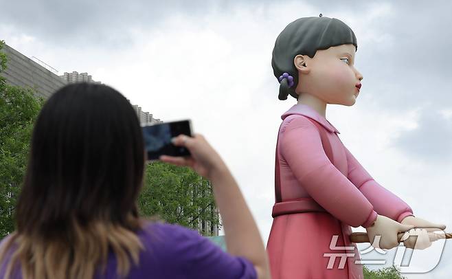 1일 오후 서울 종로구 광화문광장에 마련된 넷플릭스 시리즈 오징어게임 시즌3 팝업을 찾은 시민들이 드라마 조형물을 관람하고 있다.  2025.7.1/뉴스1 ⓒ News1 장수영 기자