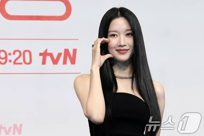 배우 문가영이 1일 오후 서울 구로구 더링크호텔에서 열린 tvN 토일드라마 '서초동' 제작발표회에서 기념촬영을 하고 있다. 매일 서초동 법조타운으로 출근하는 어쏘 변호사 5인방의 희로애락 성장기를 담은 '서초동'은 오는 7월 5일 처음 방송된다. 2025.7.1/뉴스1 ⓒ News1 이동해 기자