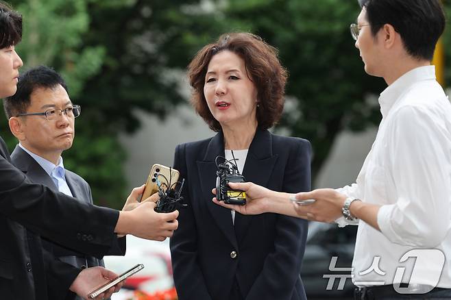 이진숙 교육부 장관 후보자가 서울 여의도 한국교육시설안전원에 마련된 인사청문회 사무실로 출근하며 취재진의 질의에 답변하고 있다. 2025.6.30/뉴스1 ⓒ News1 신웅수 기자