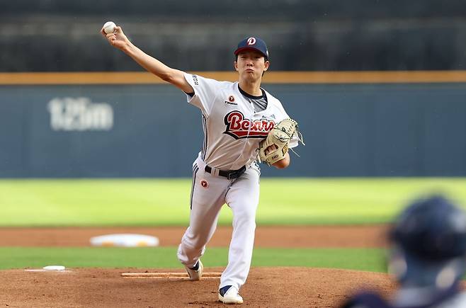 두산 베어스 신인 투수 최민석이 1일 열린 KBO리그 잠실 삼성 라이온즈전에 선발 등판해 역투하고 있다. (두산 베어스 제공)