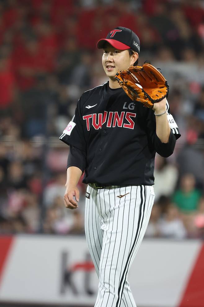 LG 유영찬이 26일 수원케이티위즈파크에서 열린 2025 KBO리그 정규시즌 KT전서 포수에게 공을 받고 있다. 사진 | LG 트윈스