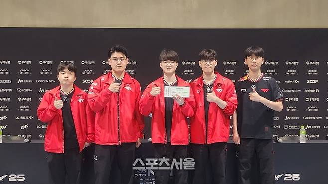 T1 선수들이 15일 한화생명과 경기에서 승리하며 MSI 진출을 확정 지은 후 인터뷰를 하고 있다. 사직=김민규 기자 kmg@sportsseoul.com
