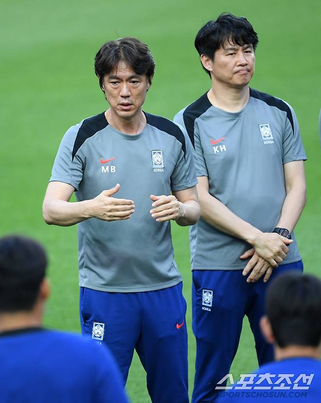 2026 FIFA 북중미 월드컵 3차 예선 최종전 공식 훈련이 9일 서울월드컵경기장에서 열렸다. 홍명보 감독이 훈련 전 미팅을 갖고 있다. 상암=박재만 기자 pjm@sportschosun.com/2025.06.09/