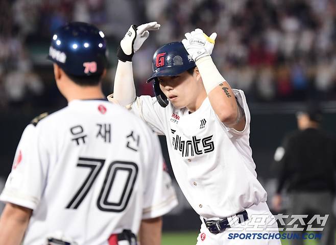 27일 부산 사직구장에서 열린 롯데와 KT의 경기. 3회 역전 2타점 적시타 날린 롯데 고승민. 부산=송정헌 기자songs@sportschosun.com/2025.06.27/