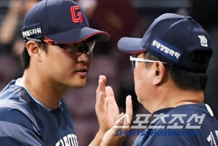 30일 서울 고척스카이돔에서 열린 키움 히어로즈와 롯데 자이언츠의 경기. 승리한 롯데 김태형 감독이 기뻐하고 있다. 고척=박재만 기자 pjm@sportschosun.com/2025.04.30/