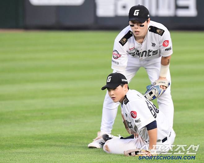 29일 부산 사직구장에서 열린 롯데와 KT의 경기. 7회 김상수의 뜬볼을 잡는 과정에서 부상을 당한 박찬형이 교체되고 있다. 부산=송정헌 기자songs@sportschosun.com/2025.06.29/