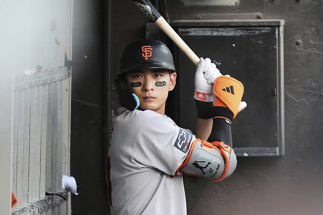 San Francisco Giants' Jung Hoo Lee, of South Korea, warms up in the dugout during the ninth inning of a baseball game against the Chicago White Sox in Chicago, Sunday, June 29, 2025. (AP Photo/Nam Y. Huh)







<저작권자(c) 연합뉴스, 무단 전재-재배포, AI 학습 및 활용 금지>