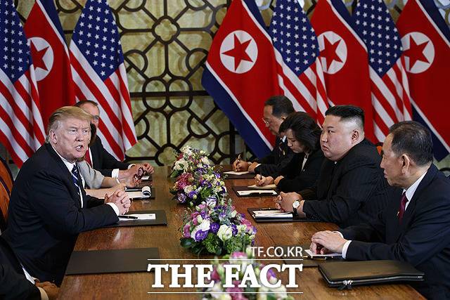 북한이 도널드 트럼프 미국 대통령의 연이은 대화 시그널에 표면적으로 응하고 있진 않지만, 이미 협상에 첫발을 뗐을 것이란 해석이 나온다. 사진은 지난 2019년 2월 28일 트럼프 대통령과 김정은 북한 국무위원장이 베트남 하노이 메트로폴 호텔에서 확대정상회담을 갖는 모습. /AP.뉴시스