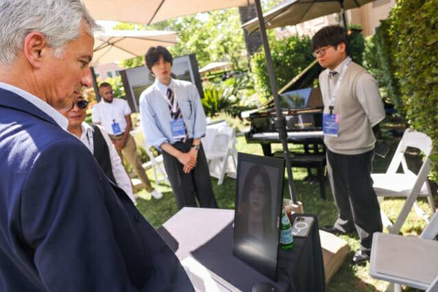 GIST의 '이봄 AI피아노'를 체험 중인 도요타 보쇼쿠(Toyota Boshoku) 혁신센터의 신사업 개발 책임자인 로만 바실레프(Roman Vasilev).