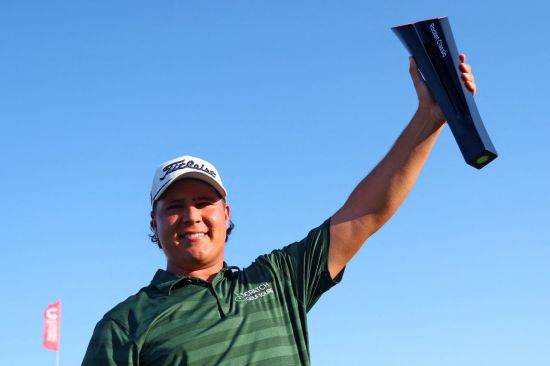 올드리치 포트기터가 로켓 클래식 우승 직후 트로피를 들고 환하게 웃고 있다. 디트로이트=AFP연합뉴스