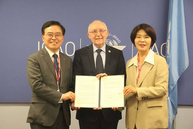 진교훈 강서구청장(왼쪽)과 한정애 의원(오른쪽)이 지난달 26일 ICAO 본부에서 살바토레 샤키타노 의장에게 서한문을 전달하고 있다. 강서구 제공.