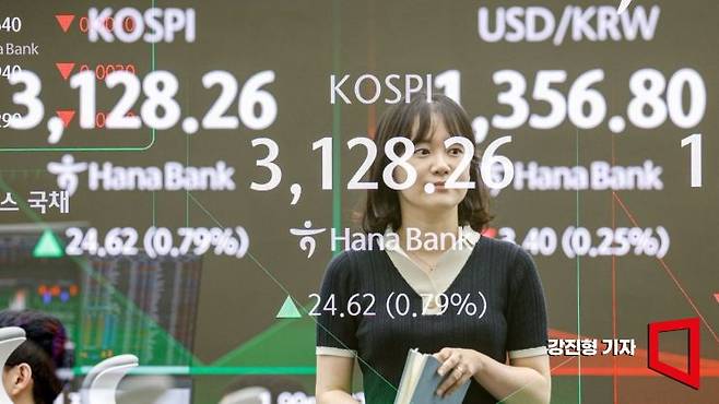 코스피 지수가 전 거래일 대비 24.15포인트 상승한 3127.79에 장을 시작한 25일 서울 중구 하나은행 딜링룸에서 딜러들이 업무를 보고 있다. 2025.6.25. 강진형 기자