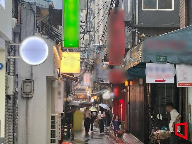 인쇄소 간판과 음식점 간판이 함께 있는 을지로3가 일대 모습. 이은서 기자.