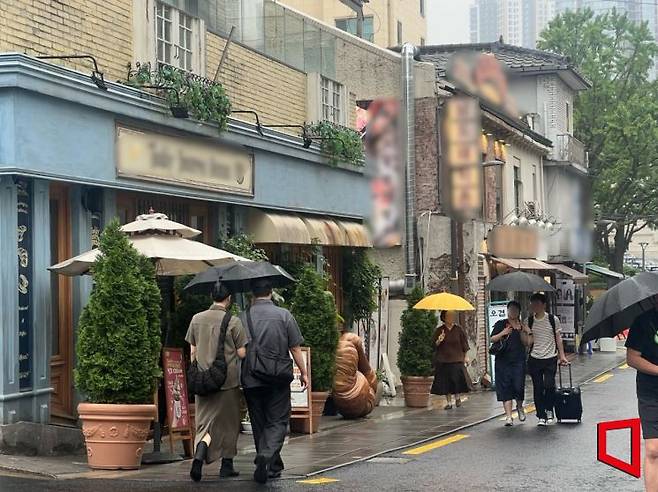 용리단길 골목골목을 다니며 분위기 좋은 카페와 맛집을 찾아다니는 사람들. 이은서 기자.