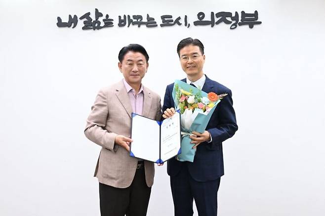김동근 시장이 1일 공식 출범한 의정부도시교육재단의 이성 대표이사와 함께 기념사진을 찍고 있다. 의정부시 제공