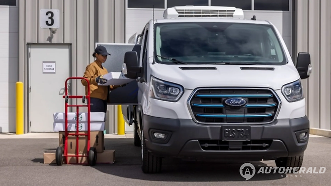 포드 공장에서 일하는 젊은 직원들이 낮은 임금에 따른 생계 유지를 위해 아마존 물류 센터 등에서 투잡을 병행하는 것으로 나타났다. 이들은 하루 3~4시간 휴식 후 생산 라인에서 다시 일을하는 고된 일을 반복하고 있다. 사진은 기사와 무관함. (포드)
