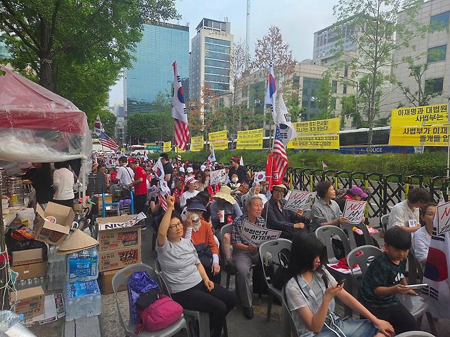 28일 오후 7시쯤 서울 서초구 서울고검 청사 앞 도로에서 수백명의 윤석열 전 대통령 지지자들이 응원 집회를 열고 있다./김도연 기자