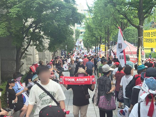 28일 오후 7시쯤 서울 서초구 서울고검 청사 앞 도로에서 수백명의 윤석열 전 대통령 지지자들이 응원 집회를 열고 있다./김도연 기자