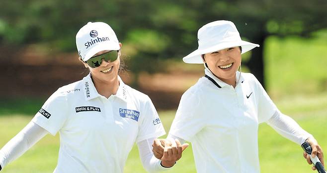 맞잡은 손, 함께 웃었다 - 30일 미국 미시간주 미들랜드 컨트리클럽에서 열린 LPGA 투어 다우 챔피언십 4라운드. 이소미(오른쪽)가 5번홀 버디 퍼트를 넣자 임진희가 함께 기뻐하고 있다. /AFP 연합뉴스