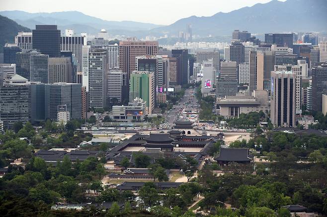 2022년 5월 서울 경복궁과 광화문 일대 업무지구 전경 /장련성 기자