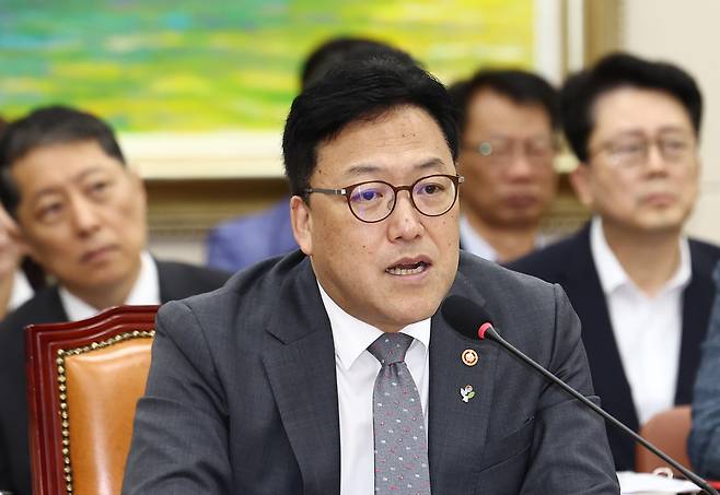 김병환 금융위원장이 30일 오전 서울 여의도 국회에서 열린 2025년도 제2회 추가경정예산안 관련 정무위원회 전체회의에서 의원 질의에 답변하고 있다./뉴스1