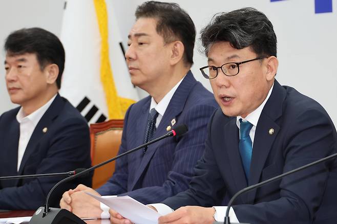 진성준 더불어민주당 정책위의장(오른쪽)이 1일 서울 여의도 국회에서 열린 원내대책회의에서 발언하고 있다. /연합뉴스