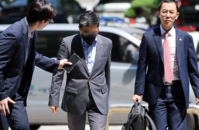880억 원대 부당대출 의혹을 받는 IBK기업은행 직원 조 모 씨가 11일 오전 서울 서초구 서울중앙지방법원에서 열린 구속 전 피의자 심문(영장실질심사)에 출석하고 있다. / 뉴스1