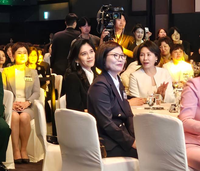 김혜경(오른쪽 첫번째) 여사와 이부진(오른쪽 세번째) 호텔신라 사장이 VIP 테이블에 앉아 있다. /박용선 기자