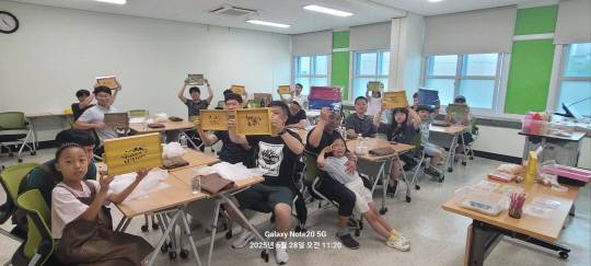 대전평생학습관은 최근 남성 학부모를 대상으로 '아빠 우리 만·나·유 체험강좌'를 진행했다고 1일 밝혔다. 사진은 남성 학부모들이 자녀와 함께 '원목 트레이 만들기' 프로그램에 참여하고 있는 모습. 대전평생학습관 제공