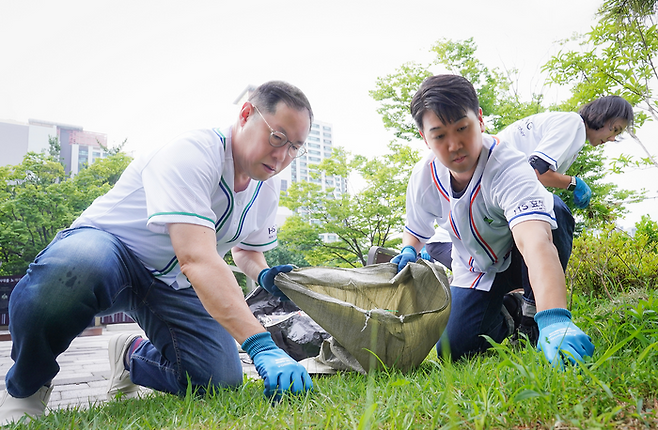 조현상 HS효성 부회장(왼쪽)과 정원용 HS효성 PM이 지난 26일 서울 서초구 서래공원에서 환경정비 활동을 하고 있다. ⓒHS효성