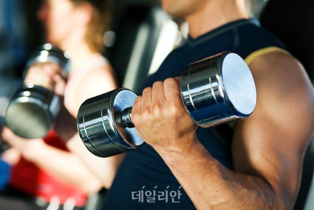 7월부터 수영장·체력단련장 등 시설이용료에 대해 신용카드 소득공제가 적용된다. ⓒ케티이미지뱅크