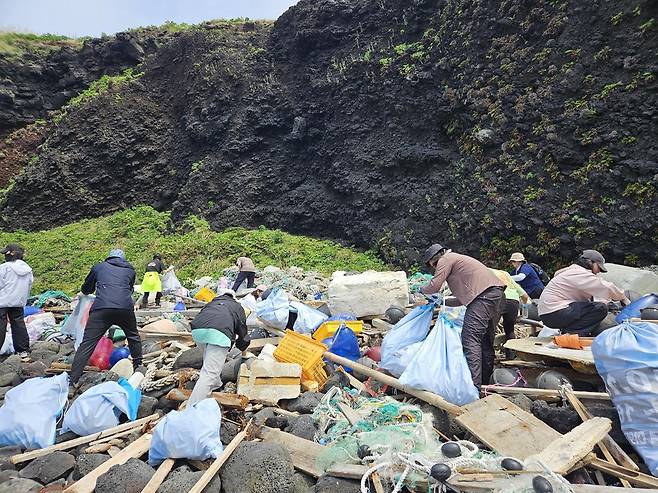 제주 제주시 한경면 차귀도에서 환경단체 활동가와 시민들이 바다에 휩쓸려 섬으로 유입된 폐그물, 폐부표 등 해양쓰레기를 수거하고 있다. 세계자연기금 제공