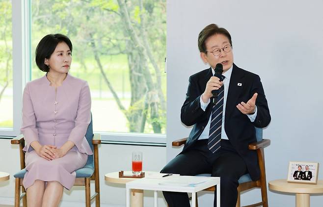 이재명 대통령이 30일 서울 용산 대통령실 파인그라스에서 열린 문화예술계 수상자 간담회에서 발언하고 있다. 2025.06.30 [서울=뉴시스]