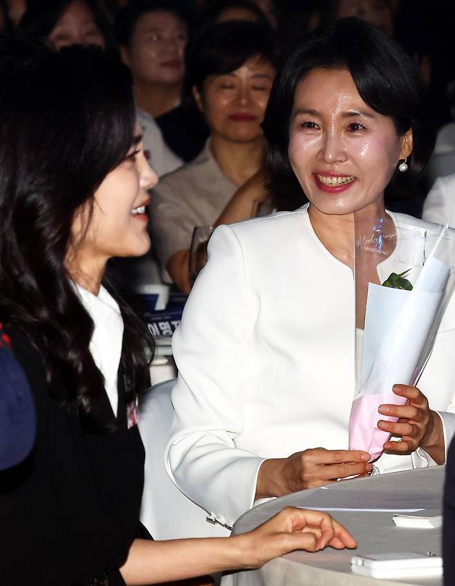 이재명 대통령 부인 김혜경 여사가 1일 서울 중구 서울신라호텔 2층 다이너스티 홀에서 열린 제4회 여성기업주간 개막식에 참석해 어린이 합창단에게 꽃을 받고 환하게 웃고 있다. 2025.07.01.뉴시스