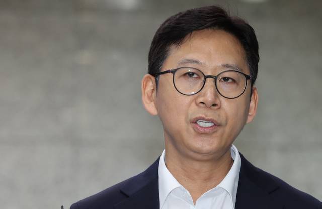 배경훈 과학기술정보통신부 장관 후보자가 지난 6월24일 서울 종로구 광화문우체국에 마련된 인사청문회 준비 사무실로 출근하며 취재진의 질문에 답하고 있다.<연합뉴스 사진>