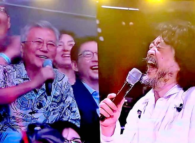 문재인 전 대통령과 김어준씨가 지난달 29일 인천 영종도 인스파이어 아레나에서 열린 ‘더파워풀’에서 대화를 나누고 있다. [출처=온라인 커뮤니티, 유튜브]