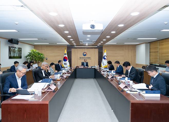 지난달 25일 오후 서울 종로구 정부서울청사에서 열린 2025년 제14회 개인정보보호위원회 전체회의 전경.(개인정보보호위원회 제공)