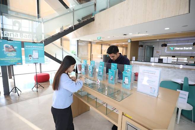 하나은행 인도네시아 지점에서 고객들이 은행 서비스를 신청하고 있다./사진=하나은행 인도네시아 법인 제공