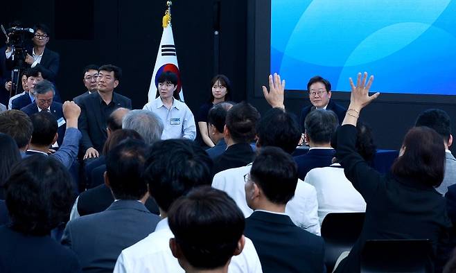 이재명 대통령이 25일 광주광역시 국립아시아문화전당에서 '광주시민·전남도민 타운홀미팅'을 하며 참석자 질문을 받고 있다.[대통령실통신사진기자단] 2025.6.25 (저작권자(c) 연합뉴스, 무단 전재-재배포 금지)