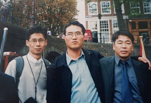 인권위에 입사하고 이듬해인 2003년 동료들과 함께 노르웨이 오슬로에 있는 국립정신병원을 방문했다. 맨 오른쪽이 신홍주 조사관. 신홍주 제공